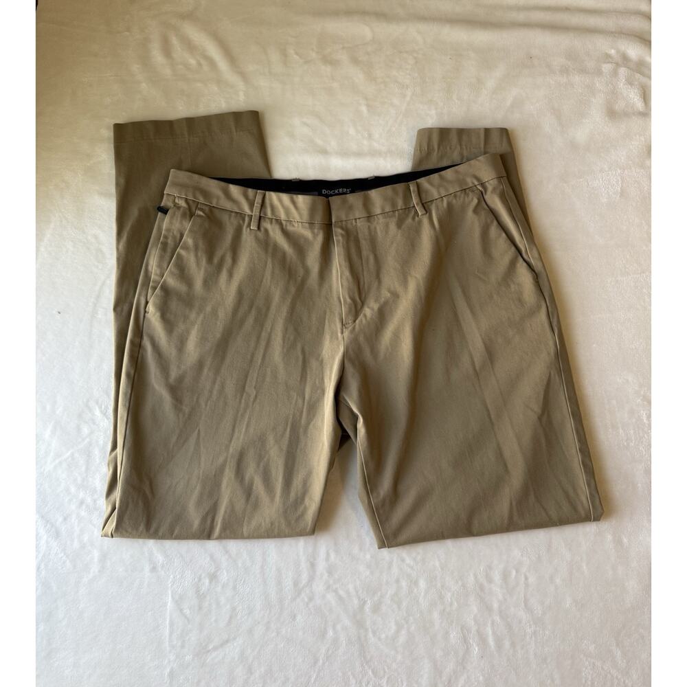 Dockers Mens 38x32 Tan Easy Khaki New Pleated Relaxed Fit Stretch Chino Pants